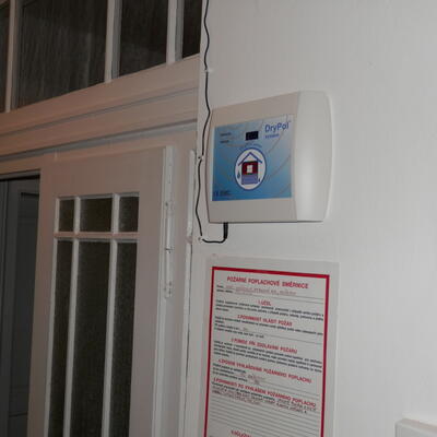 Bezzásahové vysúšanie muriva obecného úradu elektroosmózou