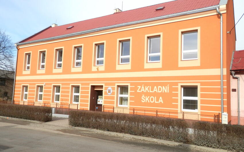 Aktívna elektroosmotická izolácia v budove základnej školy