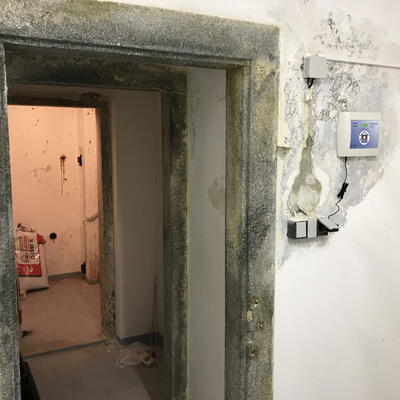 Vysušenie vlhkého muriva pomocou elektroosmotického odvlhčovača