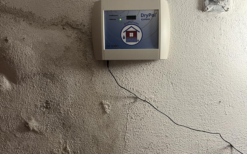 Sanácia muriva poškodeného vzlínajúcou vlhkosťou pomocou elektroosmózy