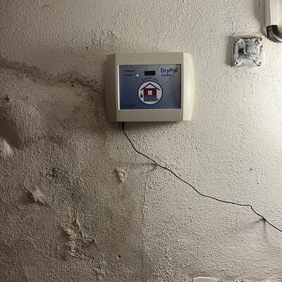 Sanácia muriva poškodeného vzlínajúcou vlhkosťou pomocou elektroosmózy