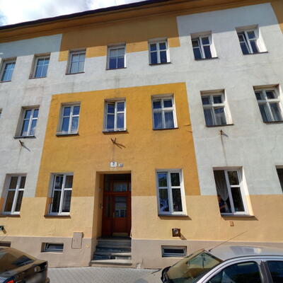 Plošné a dlhodobé vysúšanie (od roku 2012) bytového domu v Krnove