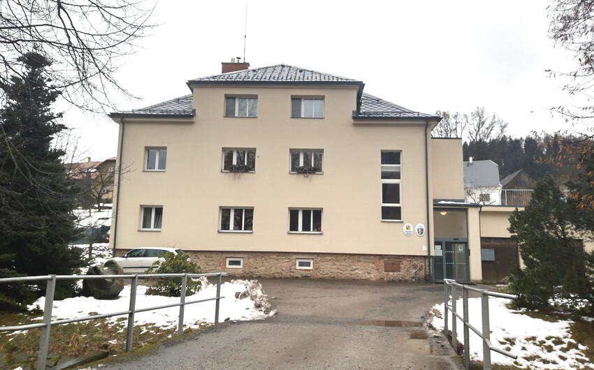 Odstránenie vlhkosti v pivnici obecného úradu zariadením Drypol