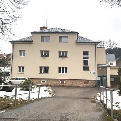 Odstránenie vlhkosti v pivnici obecného úradu zariadením Drypol