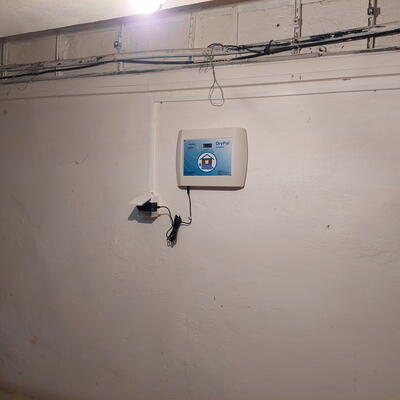 Vysušovanie suteréne radnice v Ľudiciach pomocou elektroosmózy