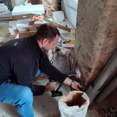 Novo inštalovaný Drypol s cieľom vysušiť rodinný domček v Moste