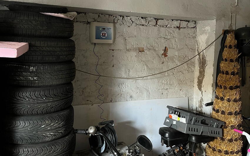 Novo inštalovaný Drypol s cieľom vysušiť rodinný domček v Moste