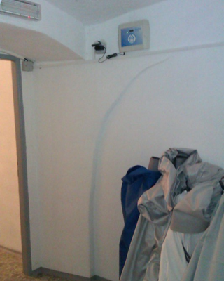 Sanácia múrov v budove súkromnej firmy pomocou elektroosmózy