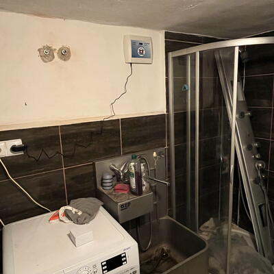 Riešenie mokrej pivnice a garáže rodinného domčeka v Chýnove