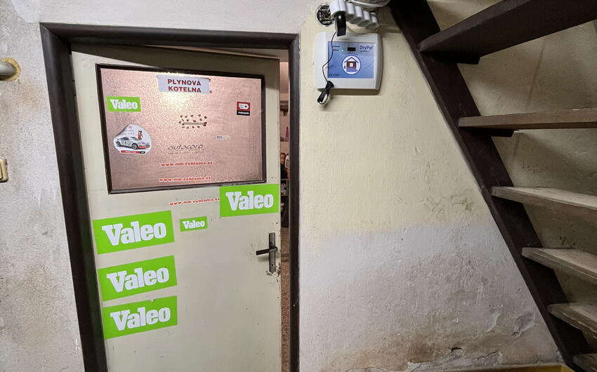 Vysušovanie veľa mokrej pivnice 100 rokov starého domu - Hviezdonica
