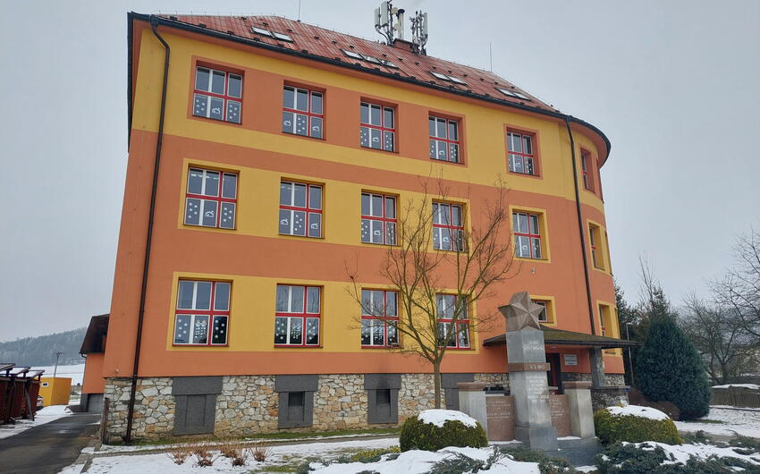 Odstránenie vzlínajúcej vlhkosti základnej školy pomocou DryPol® system