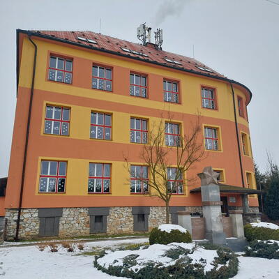 Odstránenie vzlínajúcej vlhkosti základnej školy pomocou DryPol® system