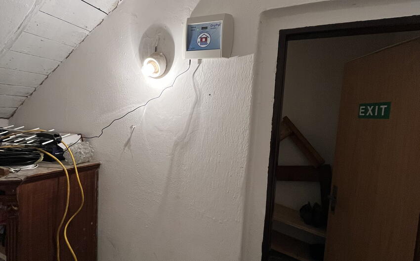 Vysušenie elektroosmózou v bytovom dome v Karlštejne