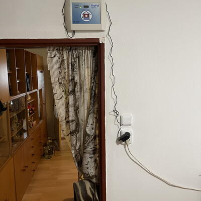 Elektroosmotické vysúšanie storočného rodinného domu vo Všetatoch