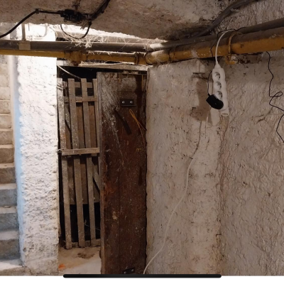 Vlhkosť v pivnici začíname riešiť v bytovom dome v Prahe