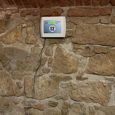 Sanácia pivnice s hrubými kamennými múrmi v Plzni je zahájená.