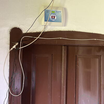 Vlhké múry v chalupe v Otešíne už vysúšame.