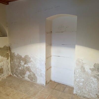 V Havloviciach vysušujeme časť veľkého členitého domu.