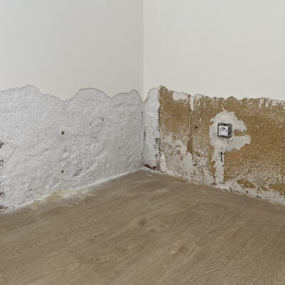 V Řevničově vysušujeme 130 rokov starý bytový dom.