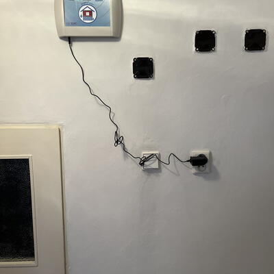 Vo Cvikove vysušujeme 200 rokov starý dom z pieskovca.