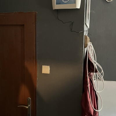 V obci Houska vysušujeme viditeľne vlhké múry rodinného domu.