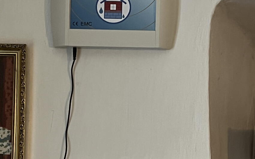 Odvlhčujeme prízemie chalupy v Štepánoviciach.