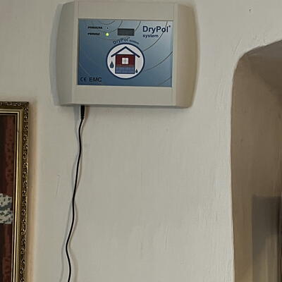 Odvlhčujeme prízemie chalupy v Štepánoviciach.