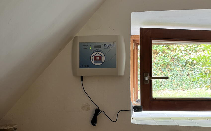 V Hřiměždicích vysušujeme 80cm hrubé murivo rodinného domu.