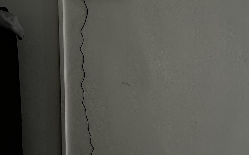 Odvlhčovanie veľmi mokrého muriva bytového domu v Žatci začalo. - #1