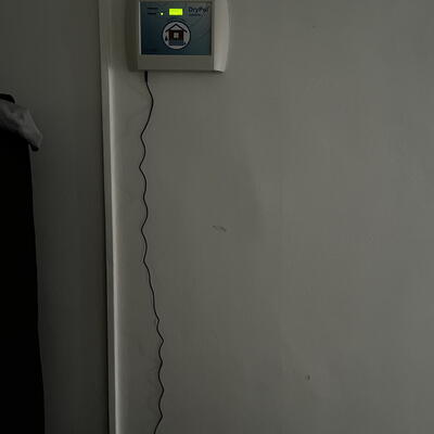 Odvlhčovanie veľmi mokrého muriva bytového domu v Žatci začalo.