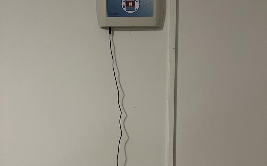 Odvlhčovanie veľmi mokrého muriva bytového domu v Žatci začalo. - #2