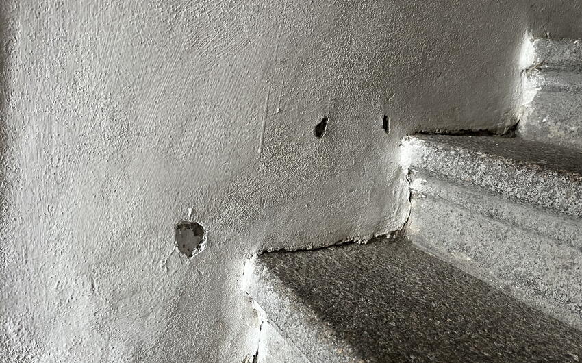 Odvlhčovanie veľmi mokrého muriva bytového domu v Žatci začalo. - #3