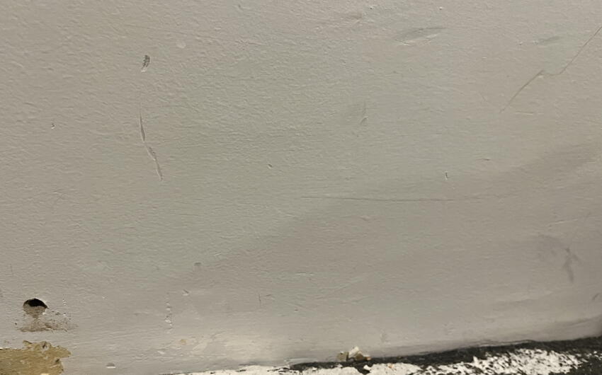 Odvlhčovanie veľmi mokrého muriva bytového domu v Žatci začalo. - #4