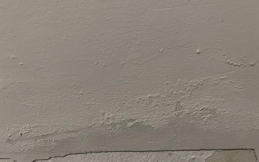 Odvlhčovanie veľmi mokrého muriva bytového domu v Žatci začalo. - #5