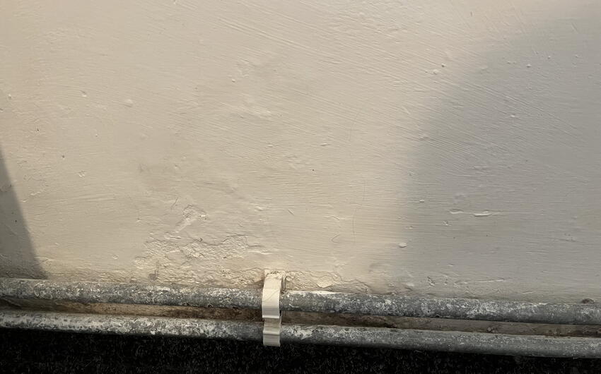 Odvlhčovanie veľmi mokrého muriva bytového domu v Žatci začalo. - #6