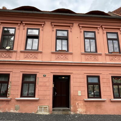 Odvlhčovanie veľmi mokrého muriva bytového domu v Žatci začalo.