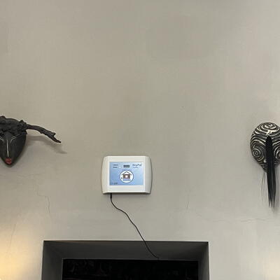 V Prahe vysušujeme jednu stenu domu orientovanú do ulice.