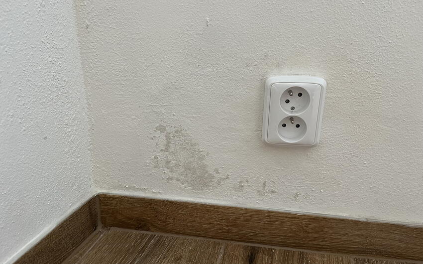 V Doksoch odvlhčujeme prízemný byt veľkého nájomného domu - #3