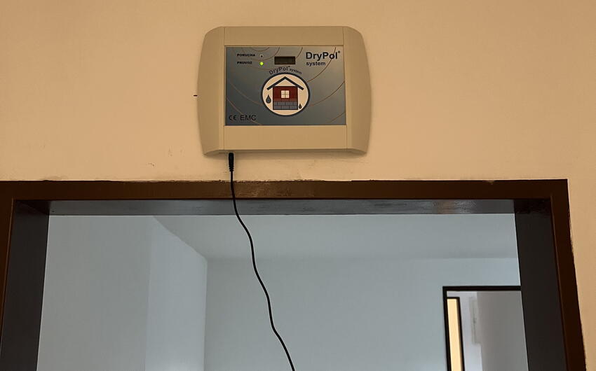 V Opařanoch sme zahájili vysušovanie 90 rokov starého domu