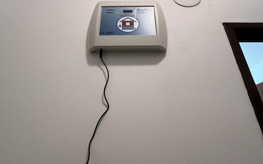 Odvlhčujeme bytový dom v Prahe, kde je celá pivnica mokrá