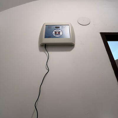 Odvlhčujeme bytový dom v Prahe, kde je celá pivnica mokrá