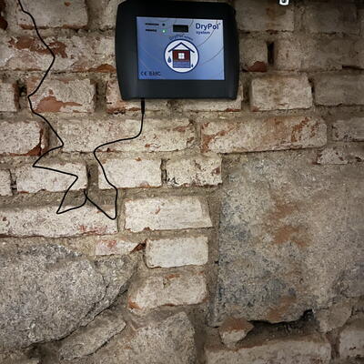 V Liberci vysúšame vlhkosť muriva v pivnici bytového domu