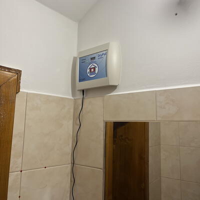 V Nejdku vysušujeme vyše 250 rokov starý dom