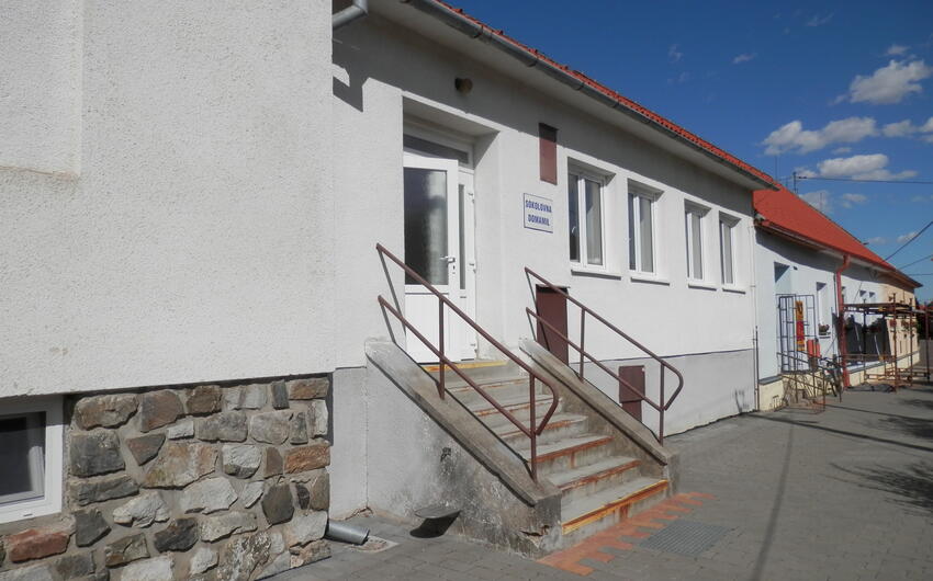 Vysúšanie muriva elektroosmózou v menšom kultúrnom dome