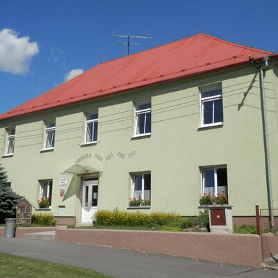 Odvlhčenie stien prístrojom na odstránenie vlhkosti na prvom stupni ZŠ Domamil