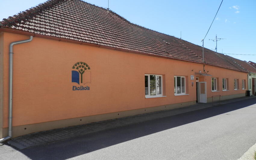 Vysúšanie múrov prístrojom na odstránenie vlhkosti Drypol na ZŠ