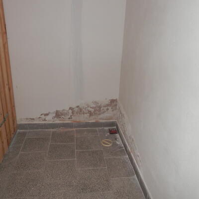 Odvlhčenie obecného bytového domu v Hodoniciach bezdrôtovou elektroosmózou