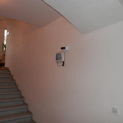 Odvlhčovanie a vysúšanie obecného bytového domu elektroosmózou