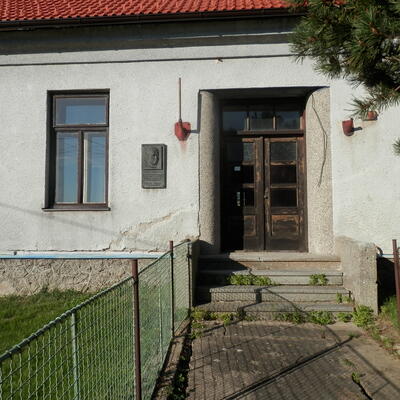 Sanácia s prístrojom na odstránenie vlhkosti v bývalej škole v Kadolci