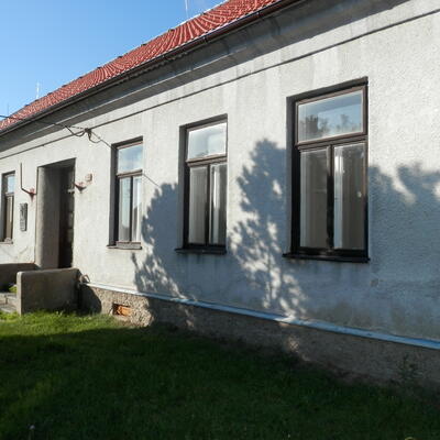 Sanácia s prístrojom na odstránenie vlhkosti v bývalej škole v Kadolci